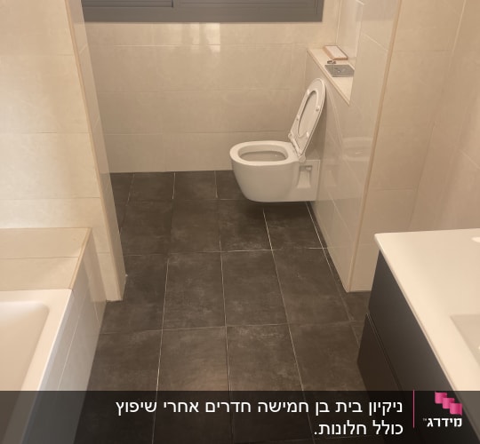 אסלה עם מושב פתוח בחדר אמבטיה נקי